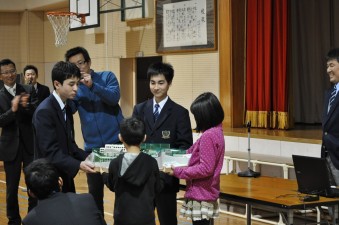 堤丘小学校での贈呈式