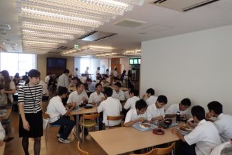 学食にて